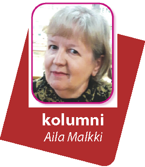 Aila Malkin kolumnikuvassa hänet on kuvattu hieman vinosta. Olemus on hyvin levollinen, tukka harmahtava, huulet punaiset, pusero vihreänsävyinen.